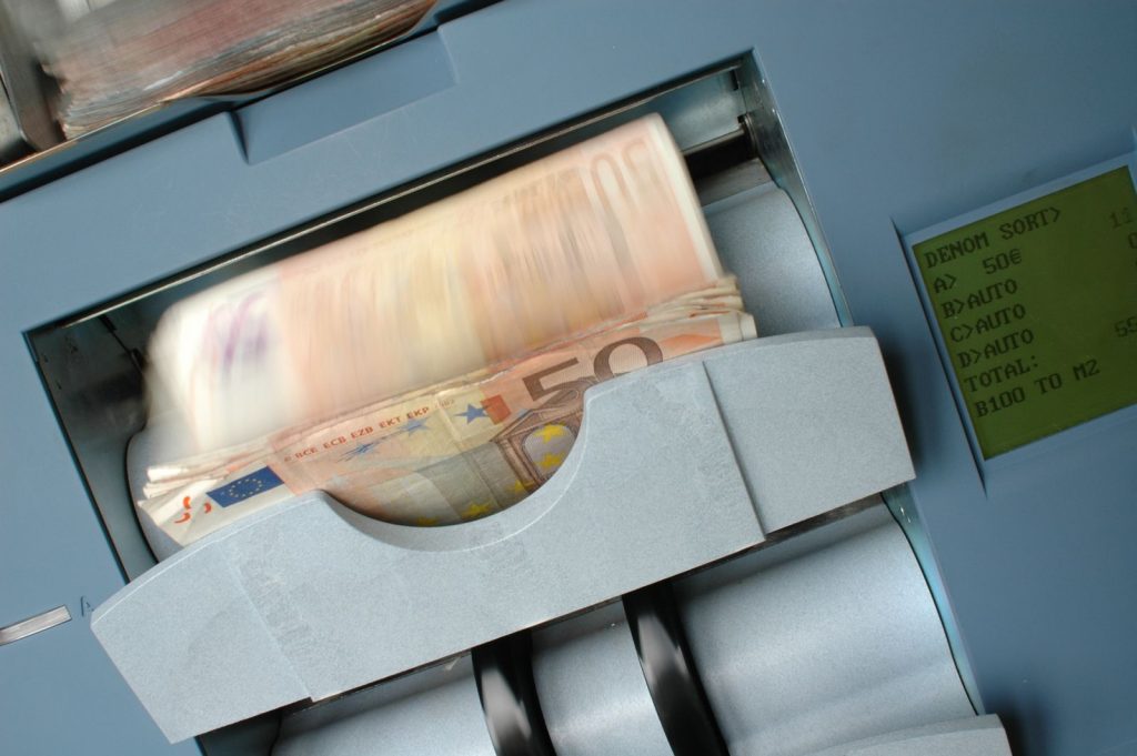Eurobankjegyek egy nagy sebességű pénzszámláló gépben
