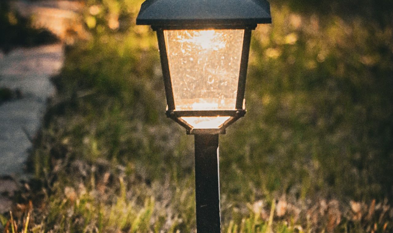 Napelemes kerti lámpa: mit tud valójában, és mire figyelj vásárláskor?