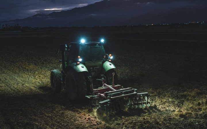 Szárzúzó és LED munkalámpa: így dolgozz biztonságosan sötétedés után